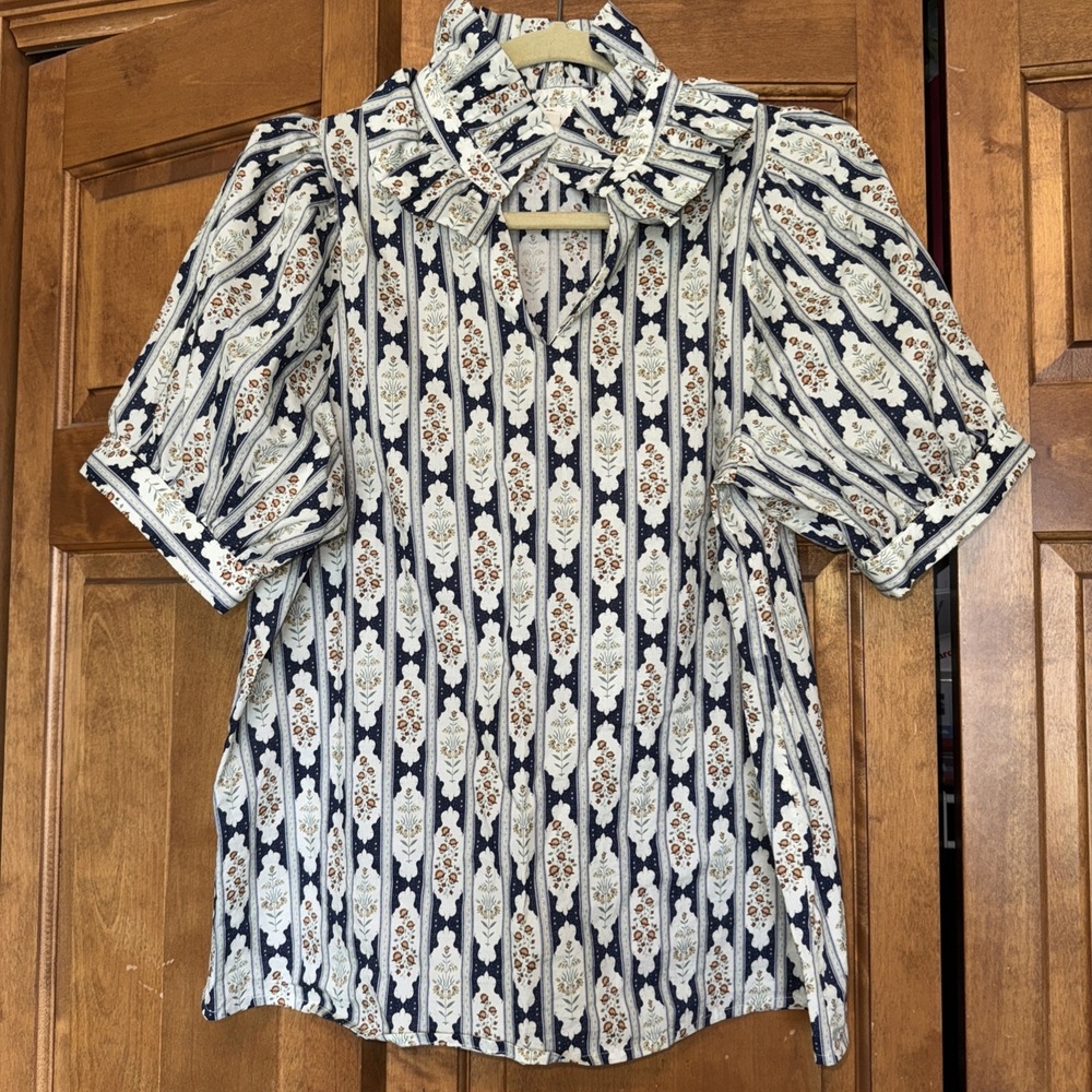 Boutique Entro Women's Blue Floral Puff Sleeve Blouse Medium V-Neck